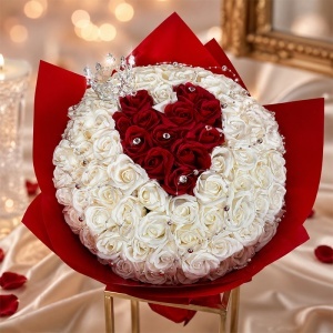 Buchet floral Royal White cu 101 trandafiri de sapun si accesorii decorative, 40 cm