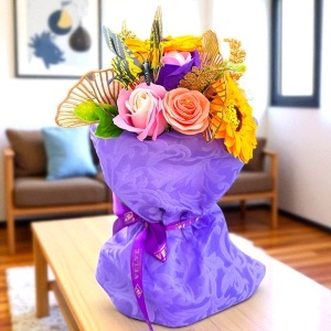 Buchet floral Symphony cu floarea soarelui, garoafe, trandafiri de sapun si plante artizanale, fluture decorativ, Mov - Img 3