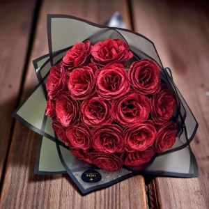 Buchet Glitter Roses cu 19 trandafiri rosii decorativi, buchet premium ambalat elegant, 40 cm - Img 4