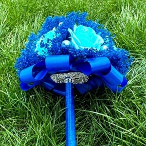 Buchet Mireasa din trandafiri si broom criogenat, albastru royal