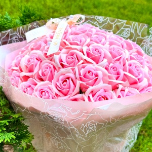 Buchet Pink Roses cu 51 trandafiri de sapun, 35 cm - Img 5