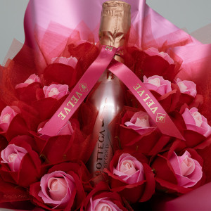 Buchet Rose cu pancarta si text "La multi ani!", trandafiri de sapun in degrade si spumant Bottega Rose Gold, 200ml