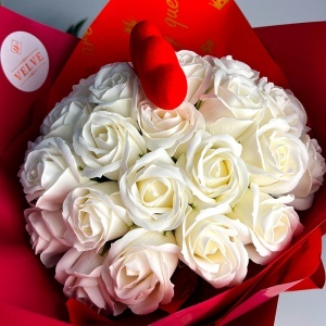 Buchet Royal Love cu 31 trandafiri de sapun si ornament inima, Alb - Img 2