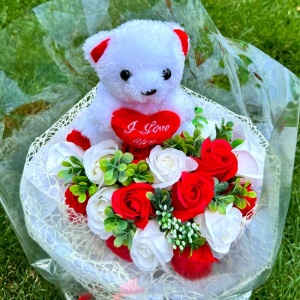 Buchet Special Bear, cu trandafiri de sapun, plante artizanale , urs din plus, Alb