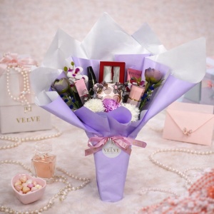 Buchet Special Beauty, cu flori de sapun si artizanale, cutiuta cu 3 bratari si produse cosmetice