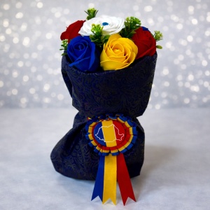 Buchet tricolor din trandafiri de săpun cu insigna României – cadou simbolic și elegant