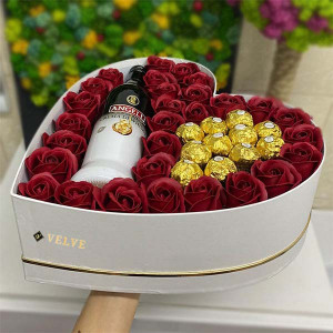 Cadou pentru femei cutie inima alba cu trandafiri de sapun, Angelli si praline Ferrero Rocher, rosu