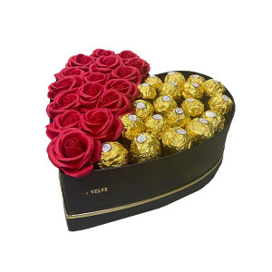 Cadou pentru femei cutie inima neagra cu trandafiri de sapun si praline Ferrero Rocher, rosu