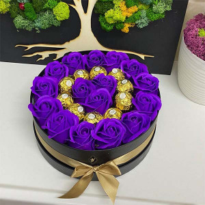 Cadou pentru femei cutie rotunda neagra cu trandafiri de sapun si praline Ferrero Rocher, mov