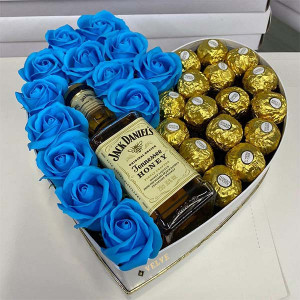 Cadou Sweet Honey cutie inima alba cu trandafiri de sapun, Jack Daniel's si praline Ferrero Rocher, albastru