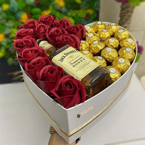 Cadou Sweet Honey cutie inima alba cu trandafiri de sapun, Jack Daniel's si praline Ferrero Rocher, rosu