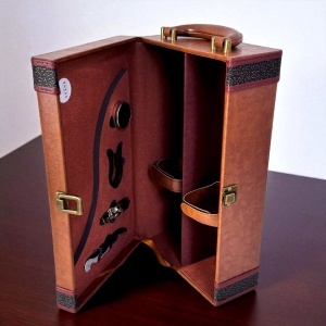 Caseta eleganta Fine Wine, din piele eco, cu accesorii vin, maner, capacitate doua sticle, Maro - Img 3