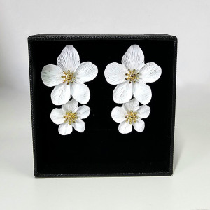 Cercei lungi Sublime Petunia, cu design floral, realistic, in cutie eleganta, Alb - Img 4