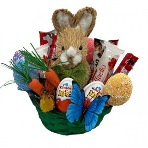 Cos cadou de Paste, Batoane Kinder Bueno, Praline Raffaello si Mon Cheri, oua Kinder Joy, iepuras decorative si oua decorativ