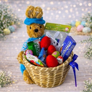 Cos cadou Paste Bunny Fun pentru copii, cu Schogetten, selectie dulciuri, oua de ciocolata si set de colorat, in cosulet din paie