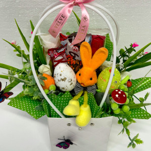 Cos Easter, decoratiune iepure, 3 oua decorative, trandafiri si trandafiri artificiale, praline Mon Chery 52.5gr, Kinder Bueno 43gr, praline Raffaello 80gr, Kit Kat 40gr, in cos cadou