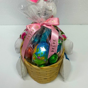 Cos Easter, baton Papi Primola 26.8gr, batoane Snikers 100gr, 4 oua ciocolata Favorina 80gr, oua mini cicolata Favorina 80gr, in cos cadou cu iepuras bluza roz