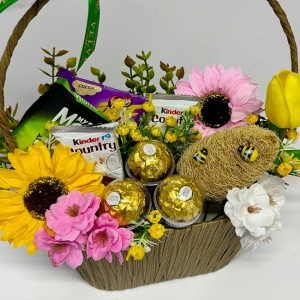 Cos cadou Paste Honey Bunny cu Ferrero Rocher, Kinder Country, Joe XXL si aranjament floral decorativ - Img 2