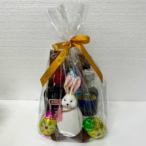 Cos Easter, decoratiune iepure, 3 oua ciocolata Choco Pack 60gr, ciocolata Heidi 80gr, Absolut Vodka 200ml, Angelli 200ml, cafea Davidoff 250gr, in cos verde cu toarta