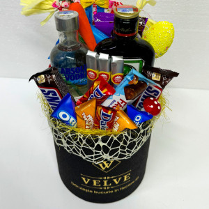 Cos Easter, decoratiune iepure, ou, morcov, ciuperci decorative, Joe 46gr, Ritter 200gr, Snikers 100gr, Fagaras 45gr, Daim 15.9gr, Toffee&Nut 15.9gr,  Oreo 15.9gr, 3 trabucuri Punta Cana, Absolut Vodka 200ml, Jagermeister 200ml, in cutie rotunda neagra