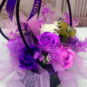 Cosulet floral Roses Scent Endless, cu trandafiri din sapun parfumati si plante artificiale, Mov