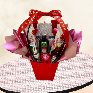 Cosulet cadou Delice cu pancarta si text "La multi ani, Maria!", cinci trandafiri cu trei nuante, Parfum Lattafa Washwashah, Praline Raffello, Lichior Jagermeister, Lichior Campari Aperitiv si Lichior Martini