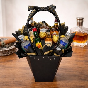 Cosulet cadou Delice pentru barbati, cu 5 praline Ferrero si bauturi spirtoase in miniatura, Chivas Regal 12 YO, 2 sticle de Absolut Vodka, Jack Daniels, Jack Gentleman, J&B si Hennssy.