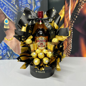 Cosulet cadou Delice pentru barbati, cu pancarta si text "La Multi Ani!"Chivas Regal 12 YO, 9 praline Ferrero si 12 ciocolatele Merci