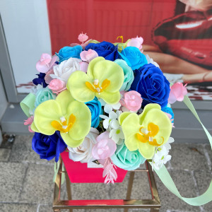 Cosulet Prinsess cu trandafiri, orhidee, eucalipt so hortensii roz- blue-albastru