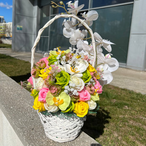 Aranjament floral cu 47 de trandafiri din sapun, 7 orhidee si alte accesorii