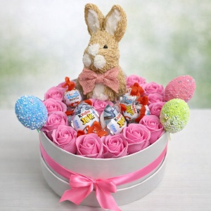 Cutie cadou Paste Bunny Sweet Roses cu Kinder Joy si trandafiri din sapun roz