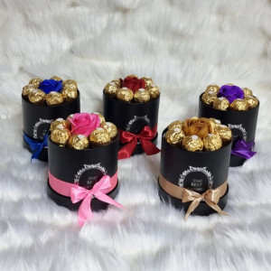 Cutie cadou pentru femei neagra Sweet Flower cu trandafir de sapun si praline Ferrero Rocher