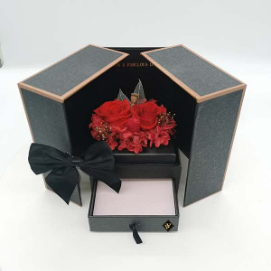 Cutie cu bijuterii, cercei si pandantiv cu cristale swarovski, trandafiri si hortensii criogenate, Ø 13 X 13 X 17