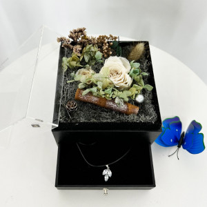 Cutie cu trandafiri criogenati pe pat de licheni si pandantiv din argint cu pietre swarovski, Alb-Orange2