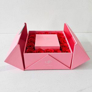 Cutie exclusivista pentru accesorii, cu set cercei Miraj, trandafiri parfumati de sapun, felicitare si punga cadou, Roz 6