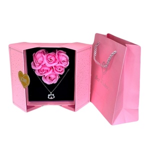 Cutie exclusivista Power of LOVE cu lantic si pandativ inox Kat, trandafiri parfumati de sapun, in punga eleganta asortata, Roz detaliu