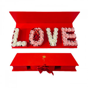 Cutie florala Luxury Breeze cu trandafiri din sapun, legare cu panglica satinata si text "LOVE", Rosu