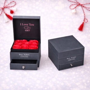 Cutie pentru accesorii "Love Magic" cu sertar, 16 trandafiri de sapun, felicitare si punga de cadou, Negru - Img 2