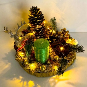 Decoratiune handmade ChristmasDay LED, cu lumanare decorativa, ornament in forma de ren, conuri si ramuri de brad, globuri si licheni, pe suport de lemn, Verde