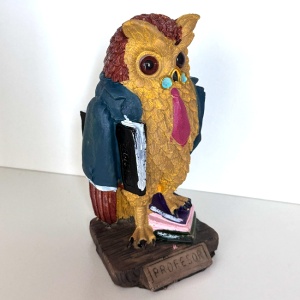 Figurina decorativa Profesor, din rasina, Bufnita cu registru Galben-Maro, 20cm - Img 2
