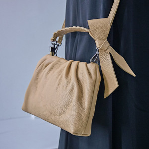 Geanta dama, UrbanElegance, din piele naturala cu fundita decorativa si detalii hobo, Crem