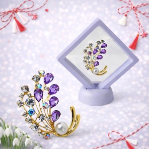 Martisor brosa Pearl Bouquet, cu cristale si perle artizanale, in suport elegant, Mov