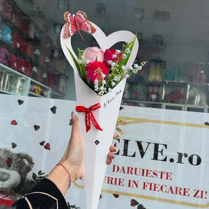 Aranjament floral, vestirea primaverii cu 3 trandafiri din sapun si margaritari, fucsia-roz pal