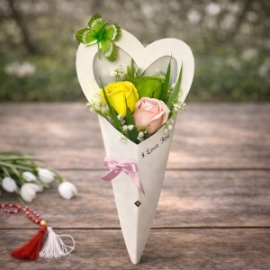 Martisor vestirea primaverii cu 3 trandafiri din sapun si margaritari, verde-galben-roz
