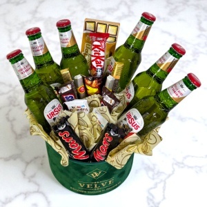 Pachet Beer pentru barbati, in cutie verde de catifea, cu selectie de dulciuri, bere Ursus Premium 500 ml si doua trabucuri Premium Punta Cana brown - Img 4