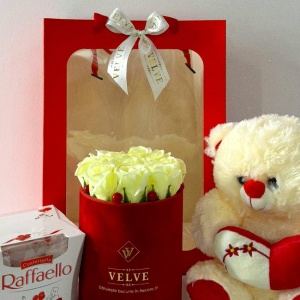 Set cadou Bright, aranjament floral cu 9 trandafiri din sapun fosforecenti, ursulet de plus, Raffaello si ambalaj cadou, Crem