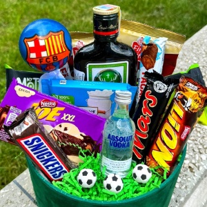 Pachet Delice, in cutie neagra de catifea verde, Absolut 50ml,  Jagermeister 200ml, Snickers 50gr, Lion 42gr, Mars 51gr, My Motto 30gr, Joe 46gr, Ritter 100gr, Caju 100gr si minge decor
