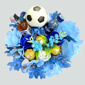Pachet cadou Delice barbati, cu 2 bauturi alcoolice, flori de sapun, Ferrero Rocher si minge de fotbal decorativa - Img 2