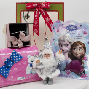 Pachet cadou Merry Christmas, cutie poseta cu dulciuri Roshen, set Disney Frozen EDT 9,5 ml, figurina decorativa Mos Craciun si Bratara din Zirconiu in cutie cadou - Img 3