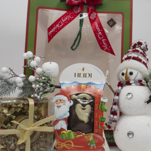 Pachet cadou Merry Christmas, Lumanare decorativa, Heidi Mos Craciun de ciocolata, ornament Om de Zapada si decoratiune cranguta de brad - Img 2